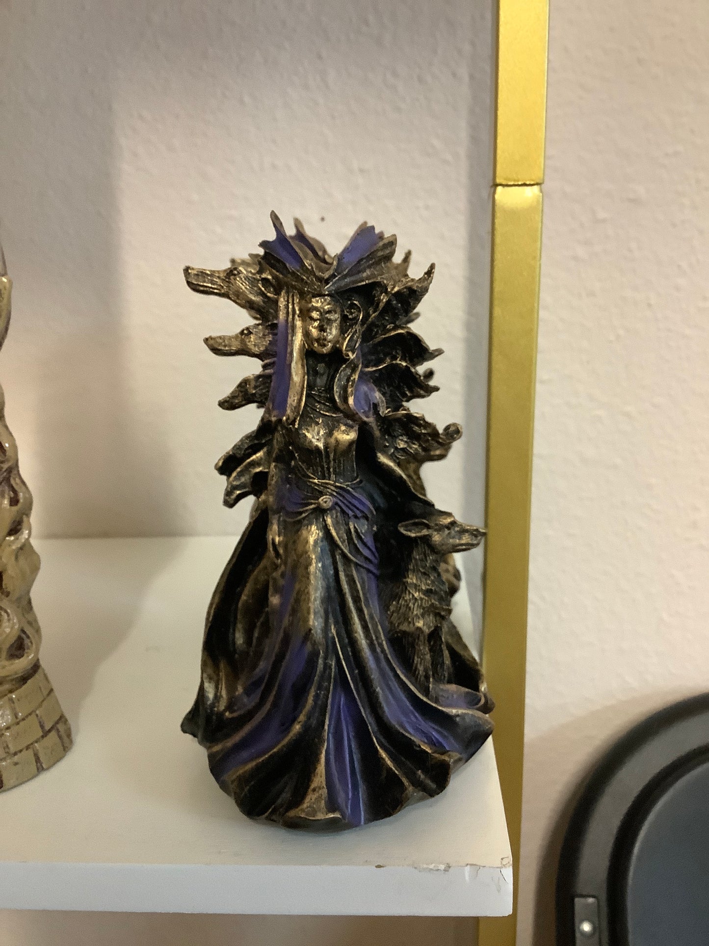 Statue Hekate Purple with Dogs